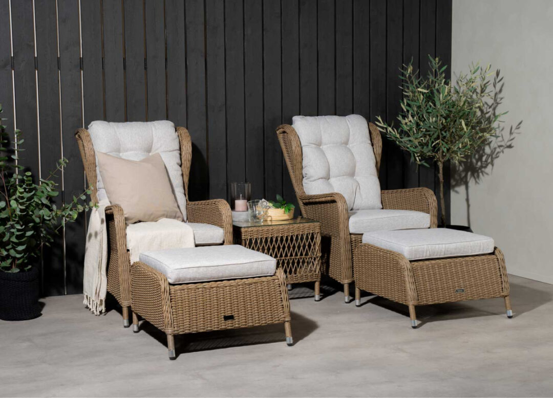Fauteuils de jardin en rotin synthétique avec coussins et table basse