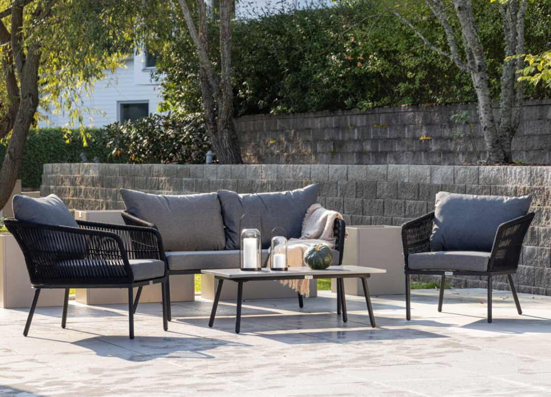 Salon de jardin gris et noir avec fauteuils, canapé et table basse