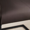 Zoom sur le cuir marron de la chaise