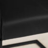 Zoom sur le cuir noir de la chaise