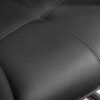 Zoom assise du fauteuil en cuir noir
