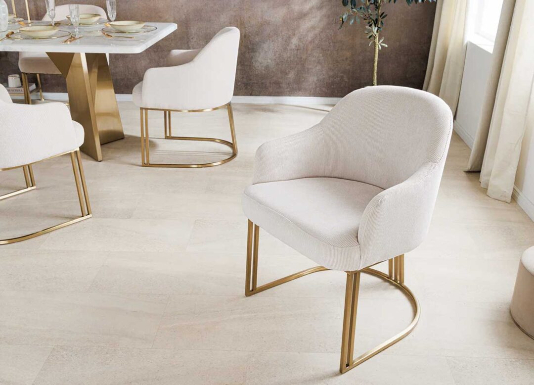 Chaises de salle à manger en velours côtelé beige et piétement en métal doré moderne