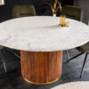 Table à manger ronde plateau en marbre blanc et piétement en bois de manguier strié, diamètre de 140cm