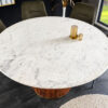 Table à manger ronde plateau en marbre blanc et piétement en bois de manguier strié, diamètre de 140cm