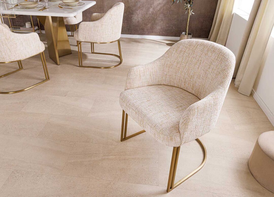 Chaise de salle à manger en tissu chenille beige pieds dorés