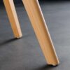 Piétement en bois massif de la chaise transparente