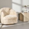 Fauteuil fourrure beige socle bois moderne
