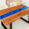 Table de salle à manger bois et epoxy bleu