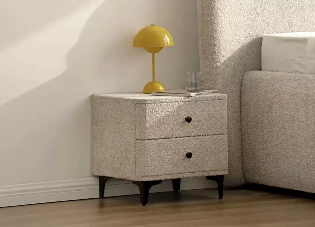 Chevet en tissu bouclé grège 2 tiroirs