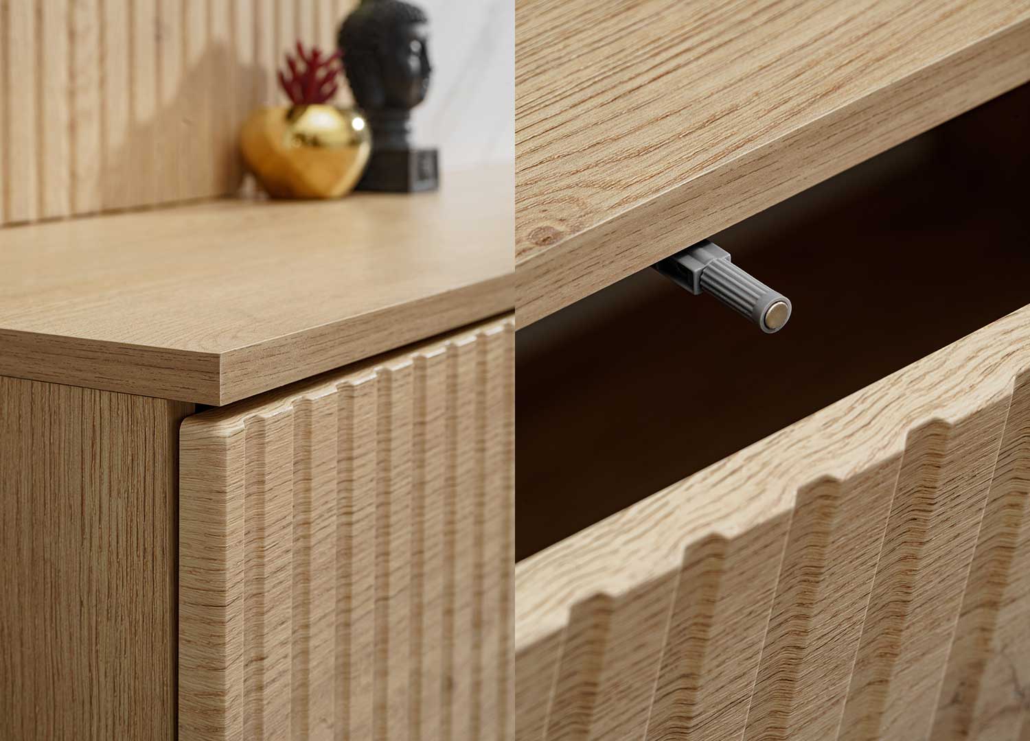 Détail du meuble TV avec façades rainurées chêne clair