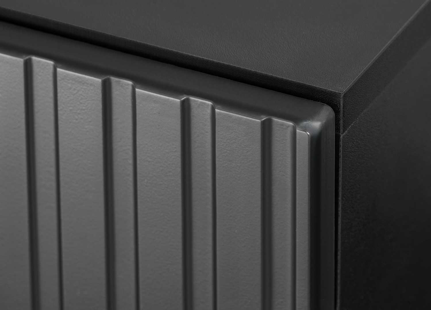 Façades noires striées