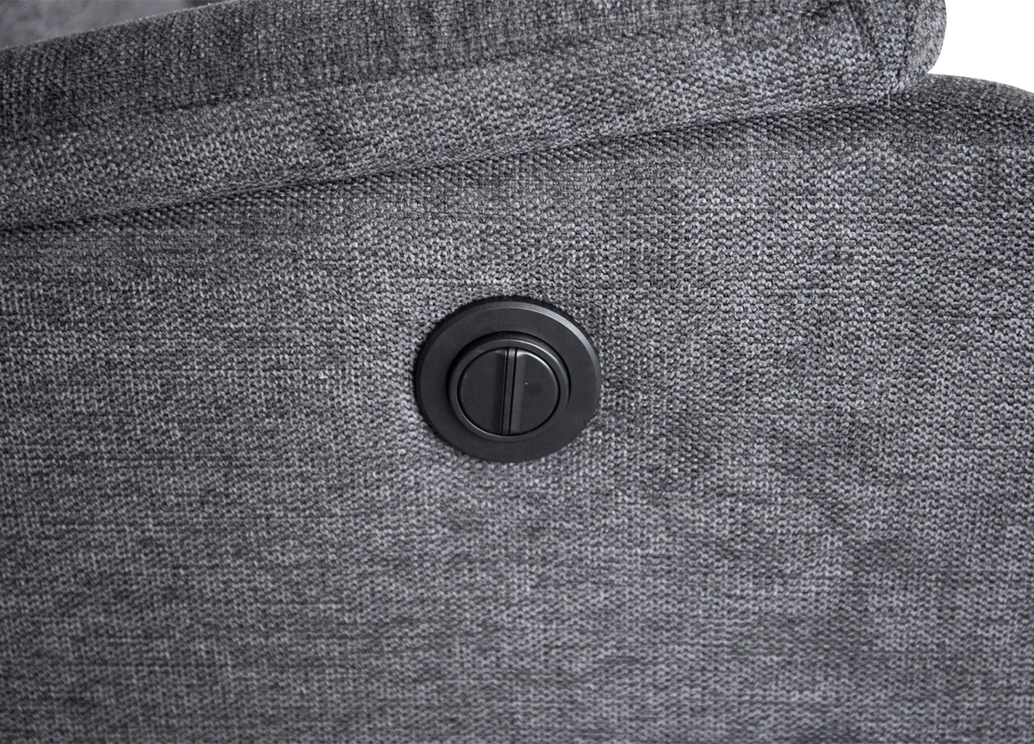 Détail du bouton latéral du fauteuil relax électrique CINÉA en tissu gris