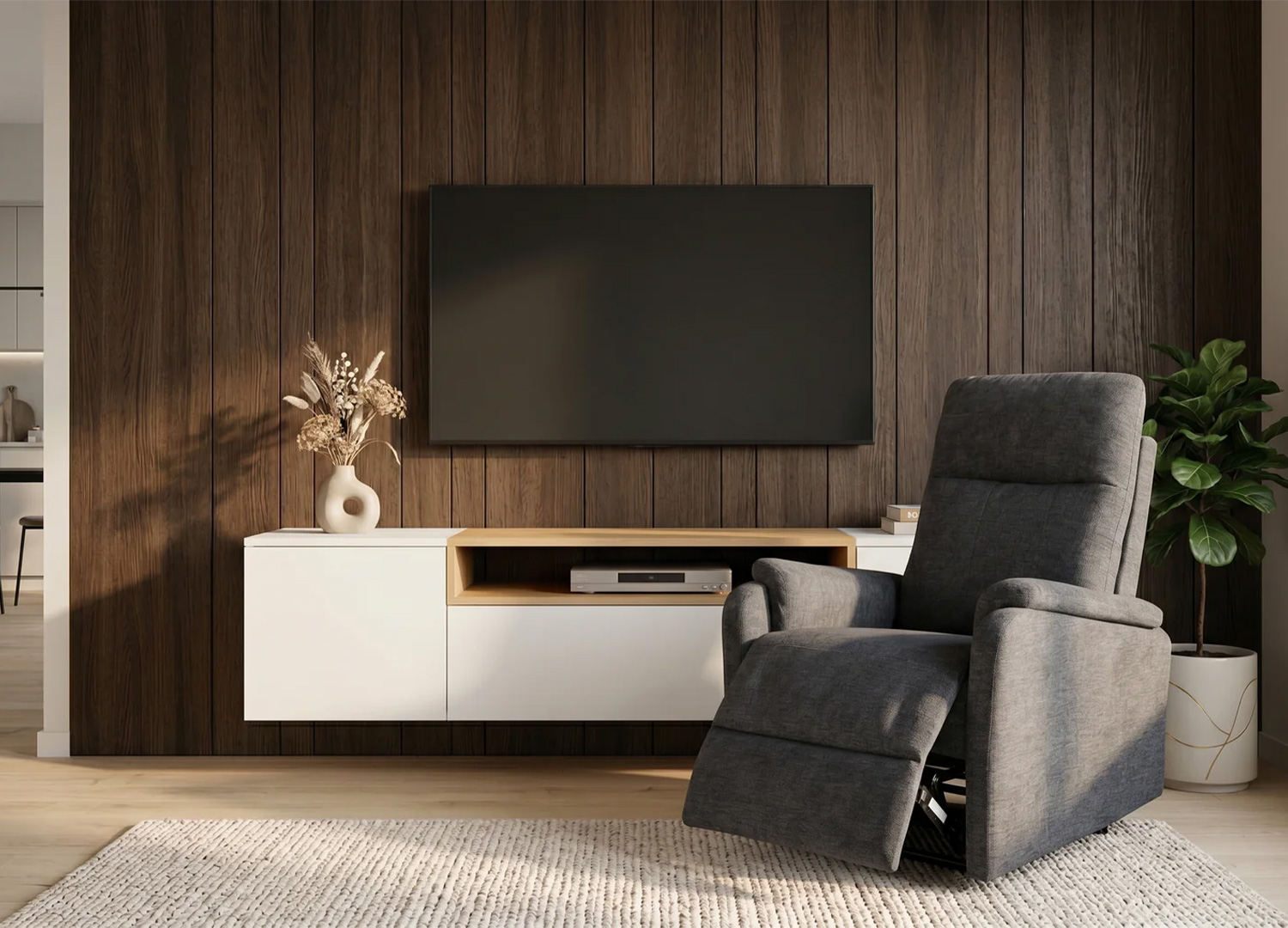 Fauteuil relax électrique CINÉA gris anthracite dans un salon avec meuble TV et mur bois