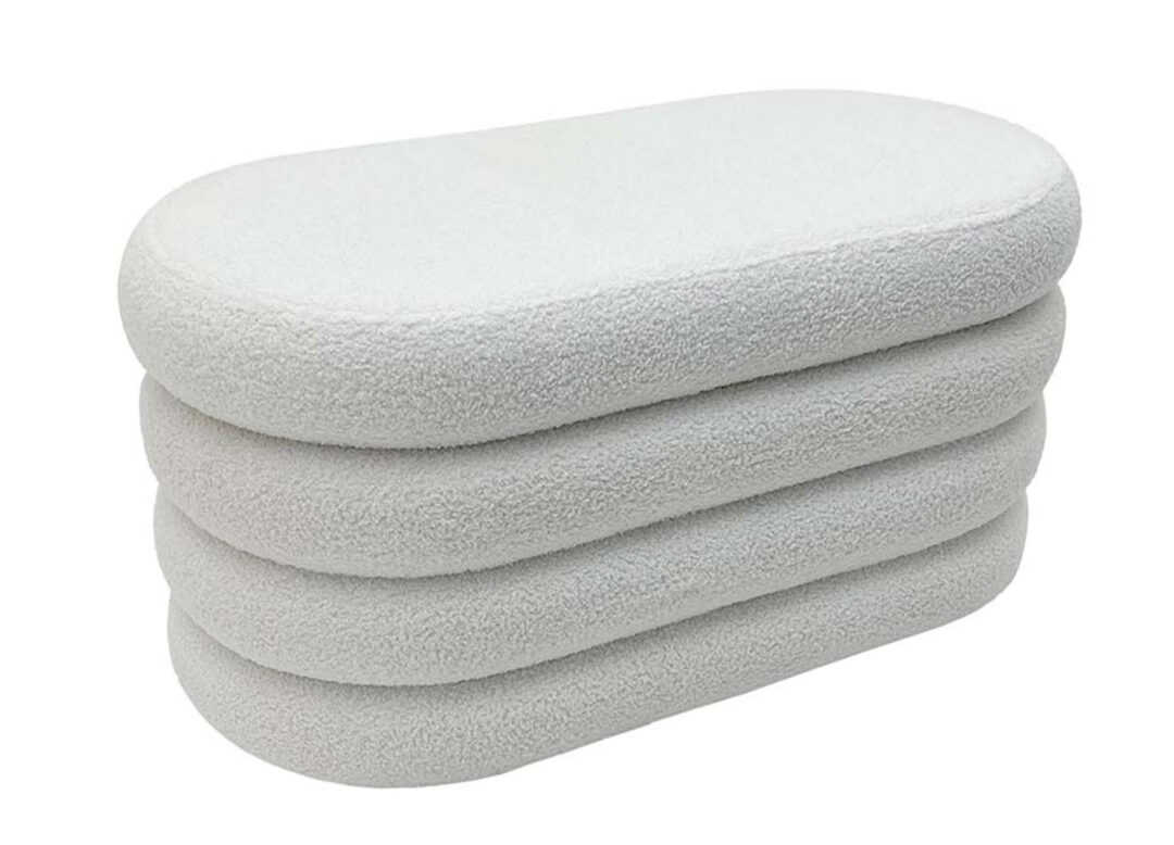 Banc coffre ELYA blanc en tissu bouclé avec design arrondi et lignes superposées