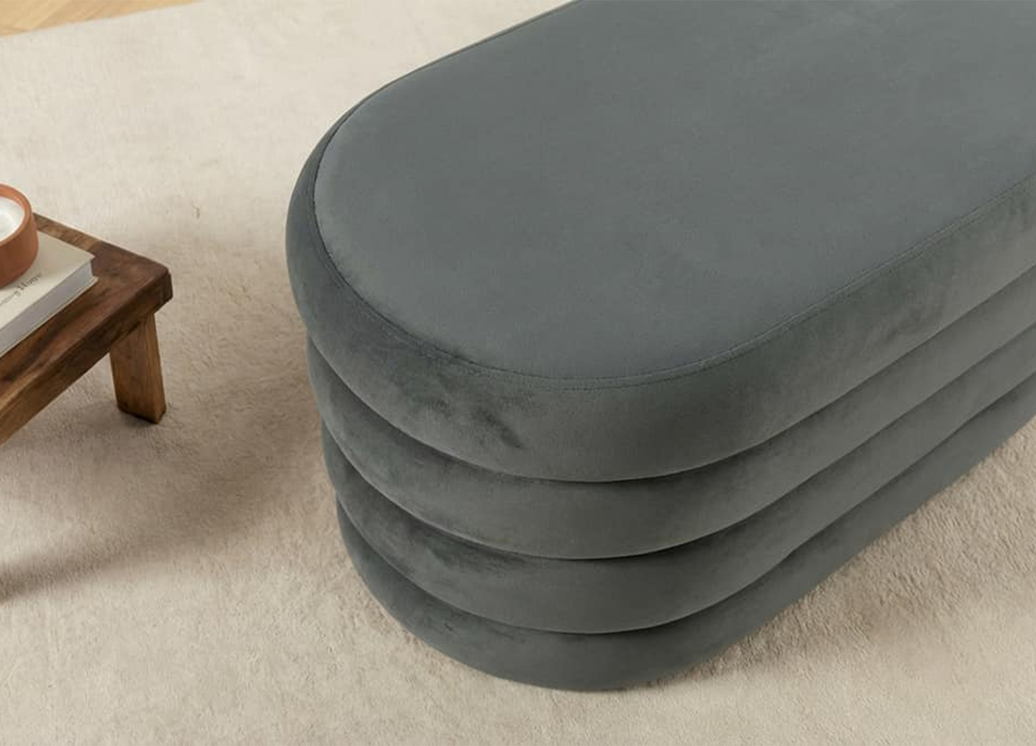 Gros plan sur le velours gris doux du banc coffre ELYA avec finition soignée