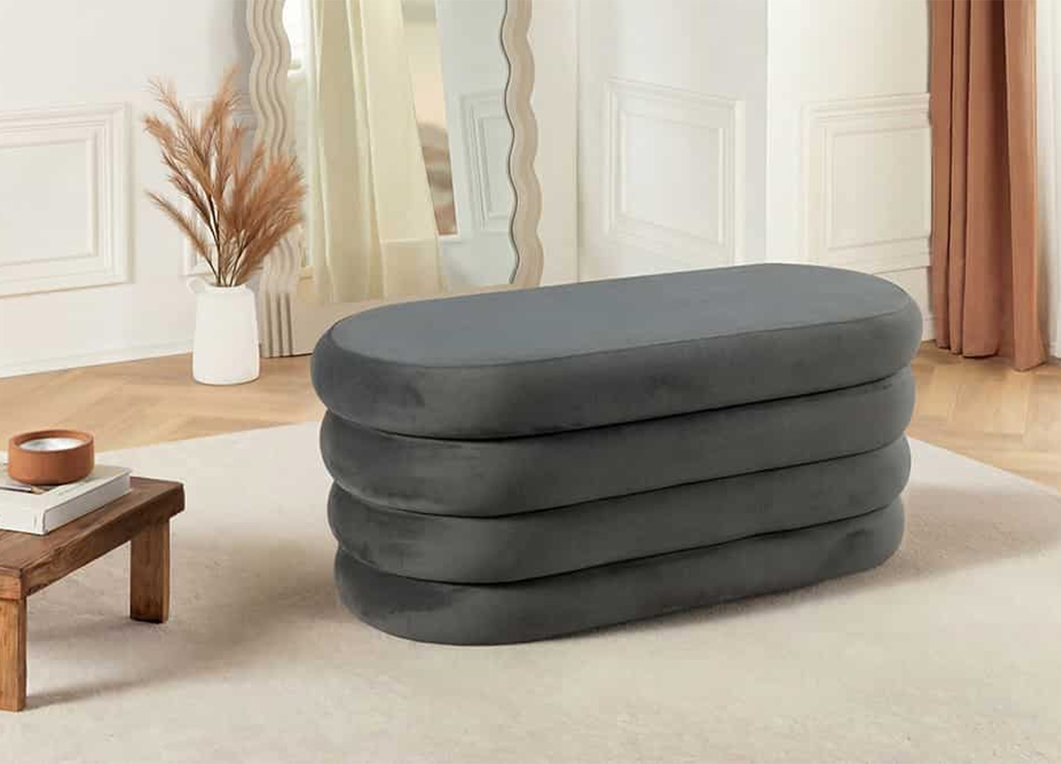 Banc coffre ELYA gris en velours dans un intérieur moderne avec miroir organique et décoration douce