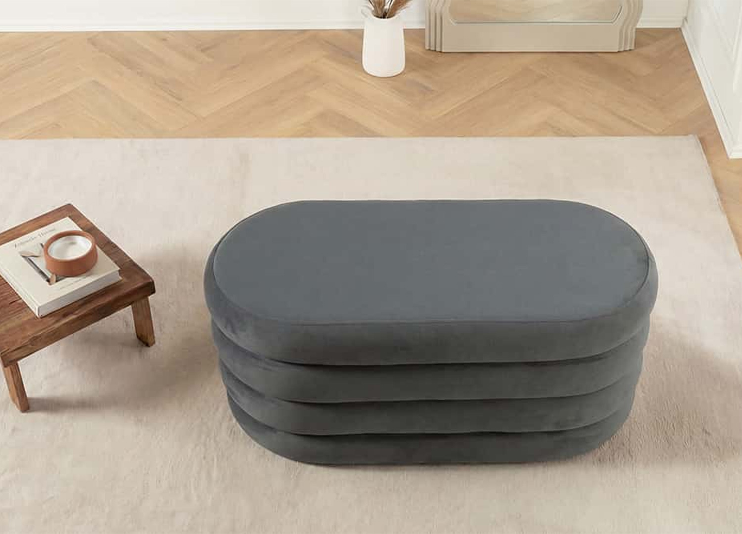 Vue de dessus du banc coffre ELYA gris en velours avec forme arrondie et design élégant