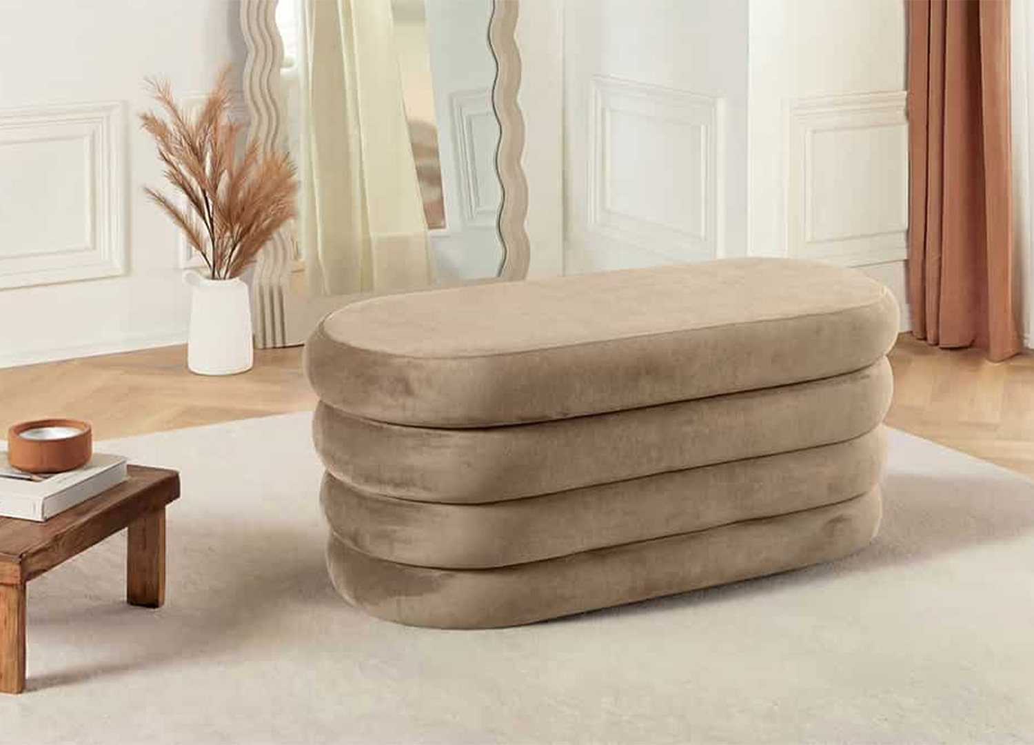 Banc coffre ELYA taupe champagne en velours dans une entrée lumineuse au style chic