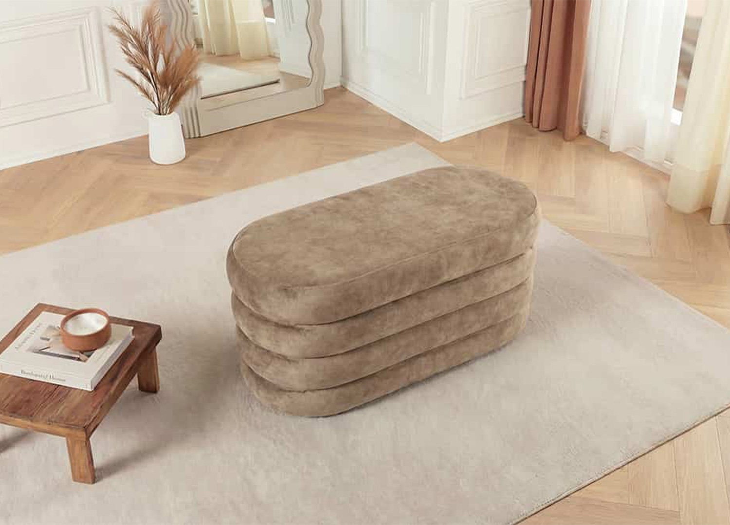Banc coffre ELYA taupe champagne en velours dans un salon moderne et chaleureux