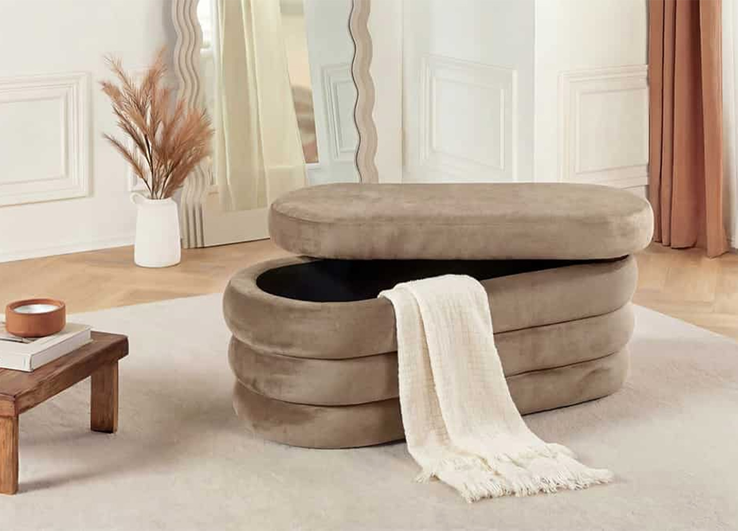 Banc coffre ELYA taupe champagne en velours ouvert avec plaid, rangement intégré et design arrondi
