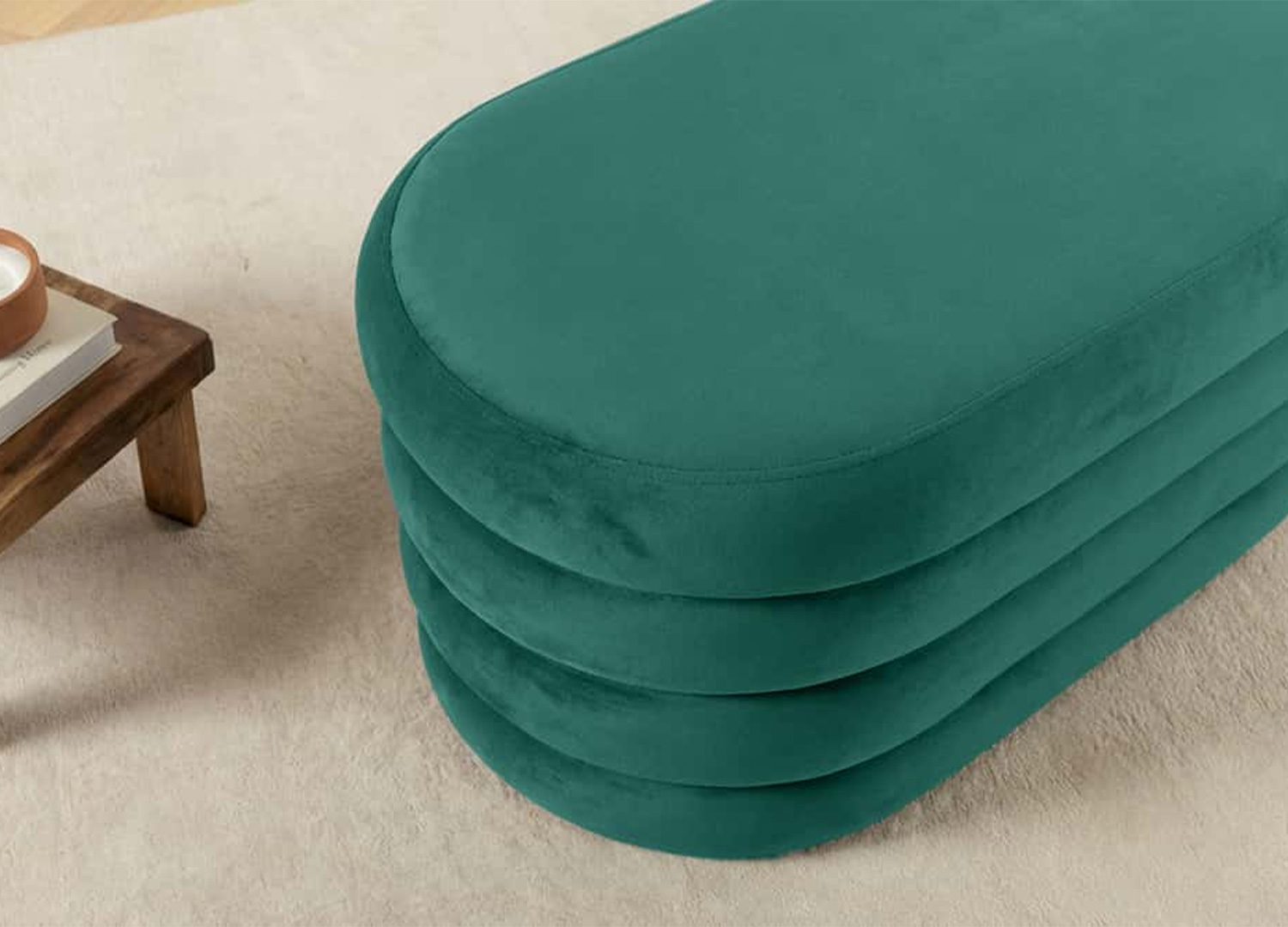 Zoom sur le tissu velours vert du banc coffre ELYA et ses reflets doux