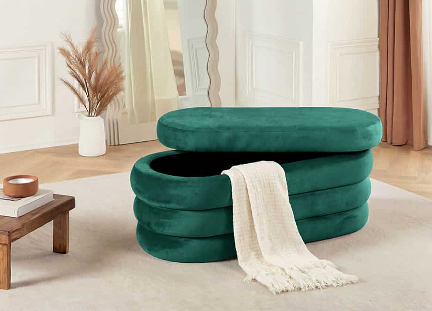 Banc coffre ELYA en velours vert ouvert avec plaid, rangement intégré et design arrondi