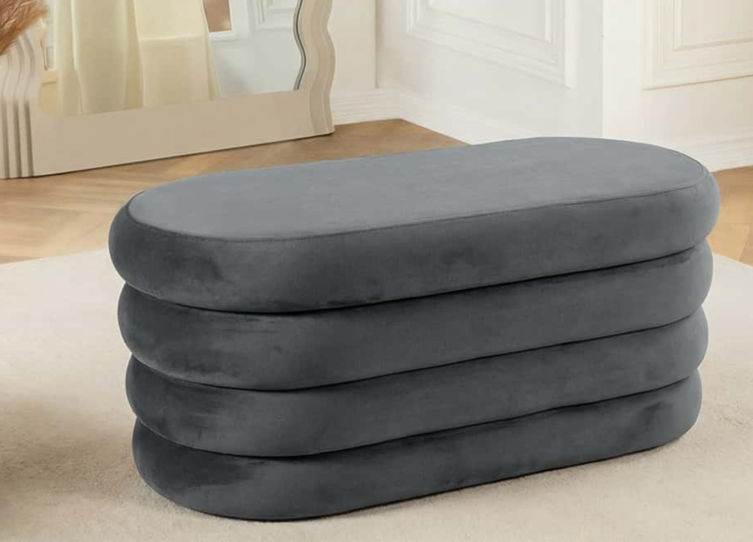 Banquette bout de lit ELYA en velours gris dans une chambre moderne et lumineuse