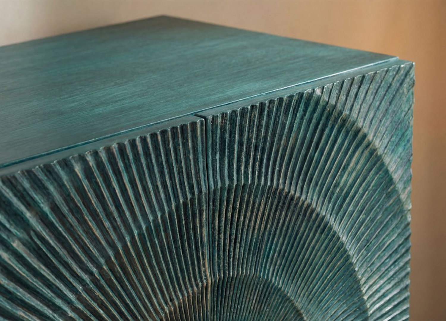 Détail du bois de manguier laqué turquoise sur le buffet haut SOLEIL