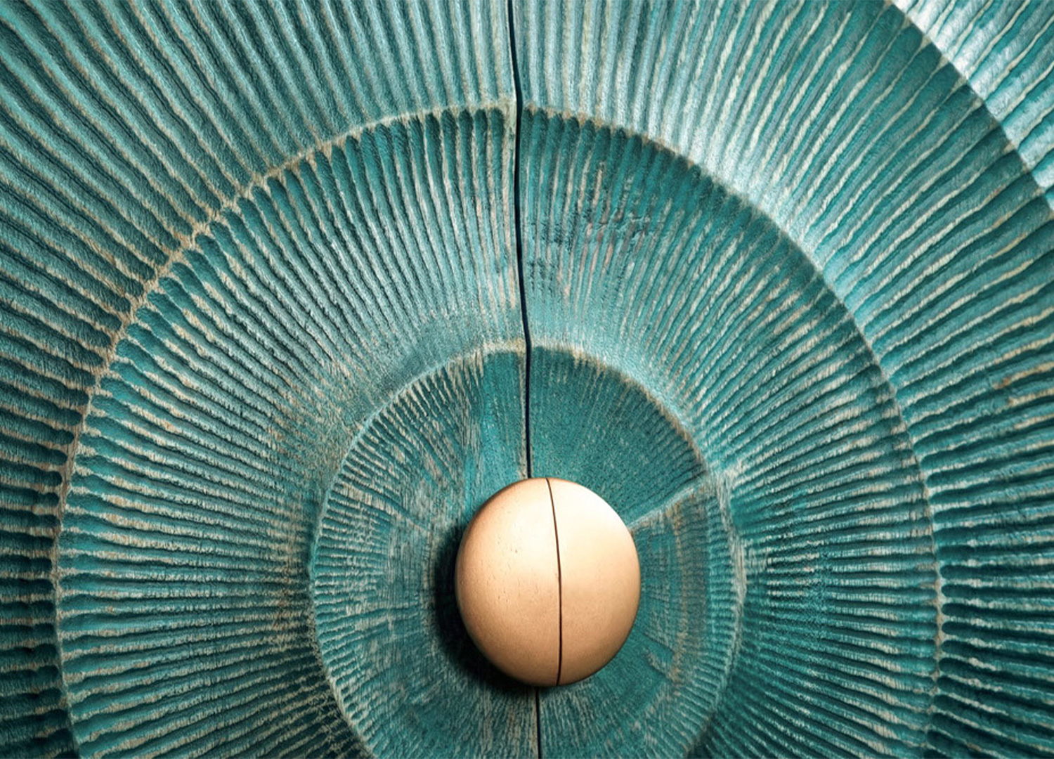 Détail de la façade 3D sculptée du buffet haut SOLEIL turquoise avec bouton central doré