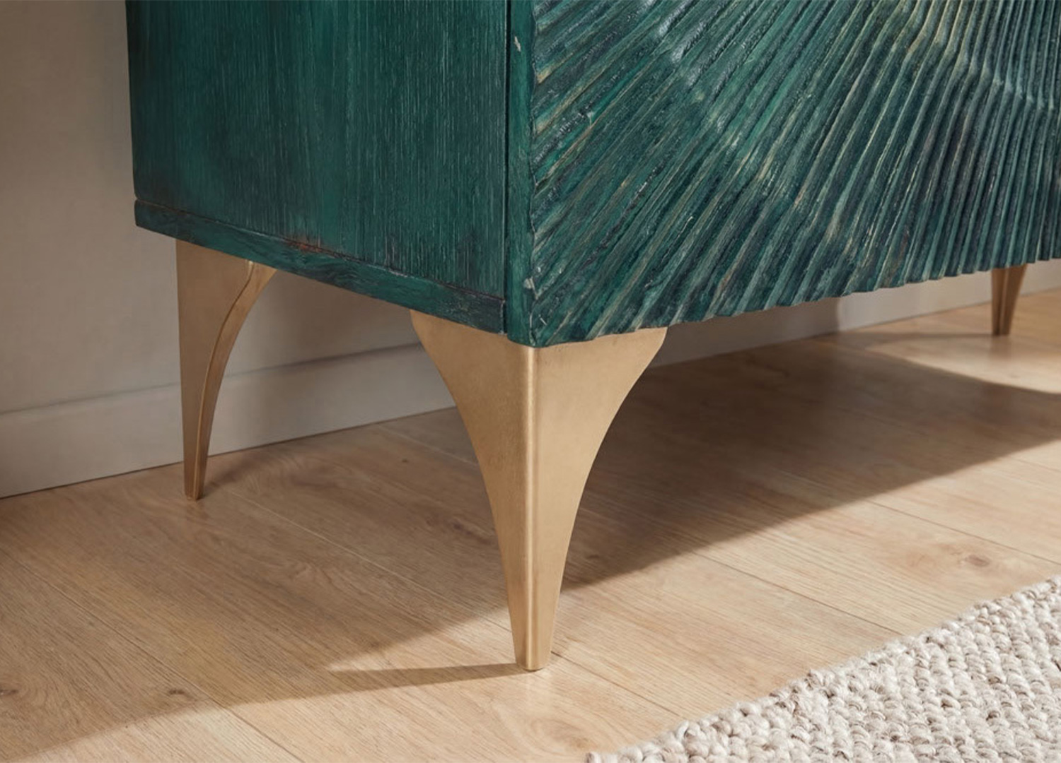 Zoom sur les pieds en métal doré du buffet haut SOLEIL turquoise en bois de manguier