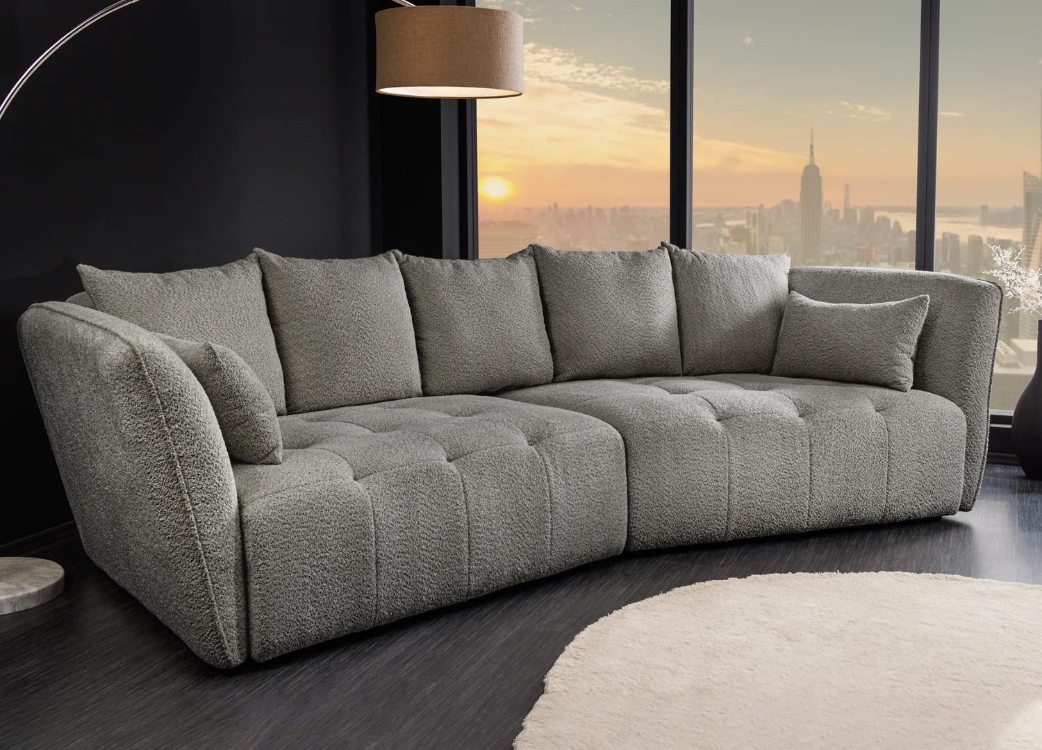 Canapé ASTORIA 295 cm en bouclé gris dans un salon contemporain avec coussins assortis