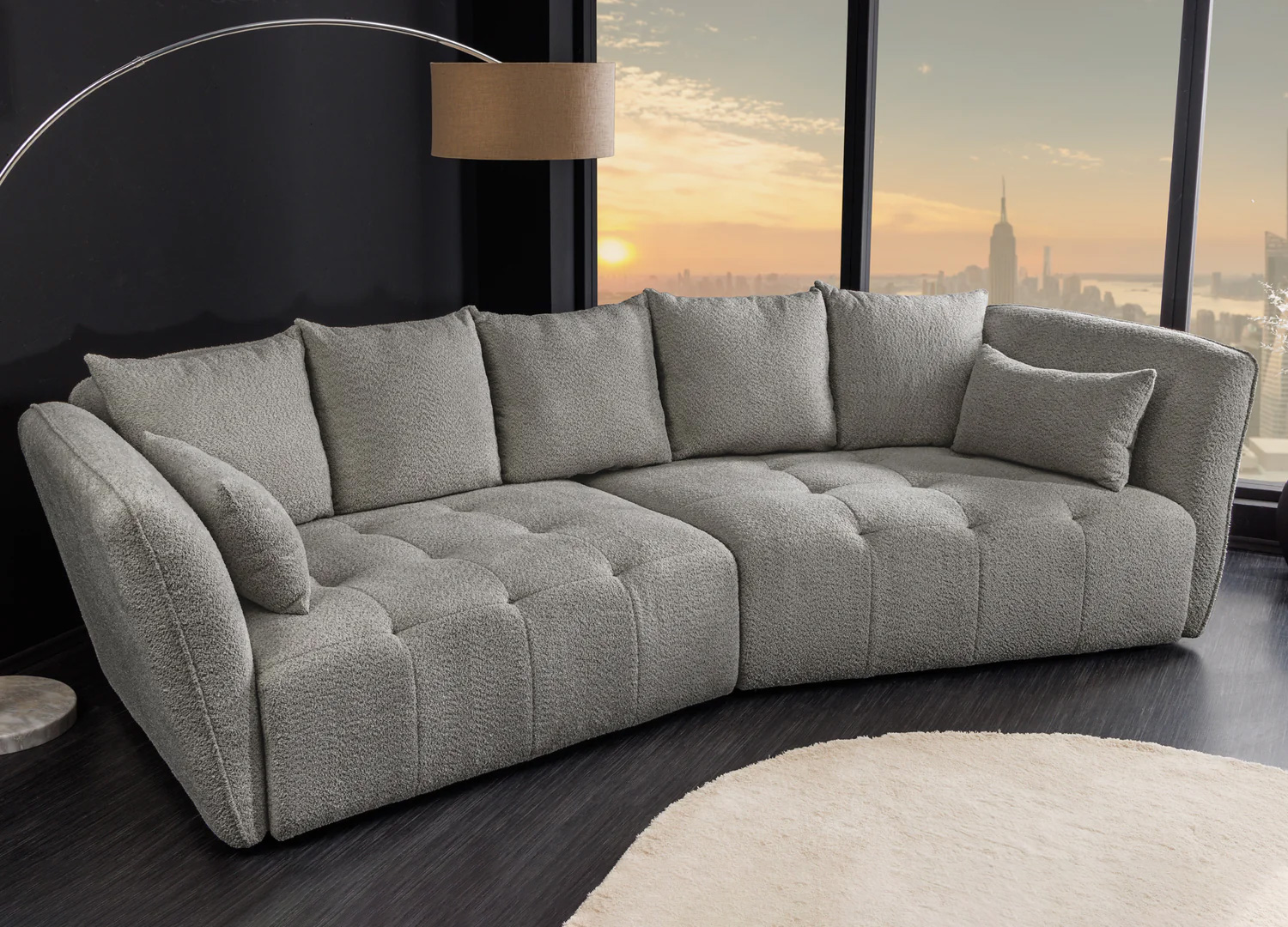 Canapé ASTORIA gris en bouclé vue d’angle dans un salon design contemporain