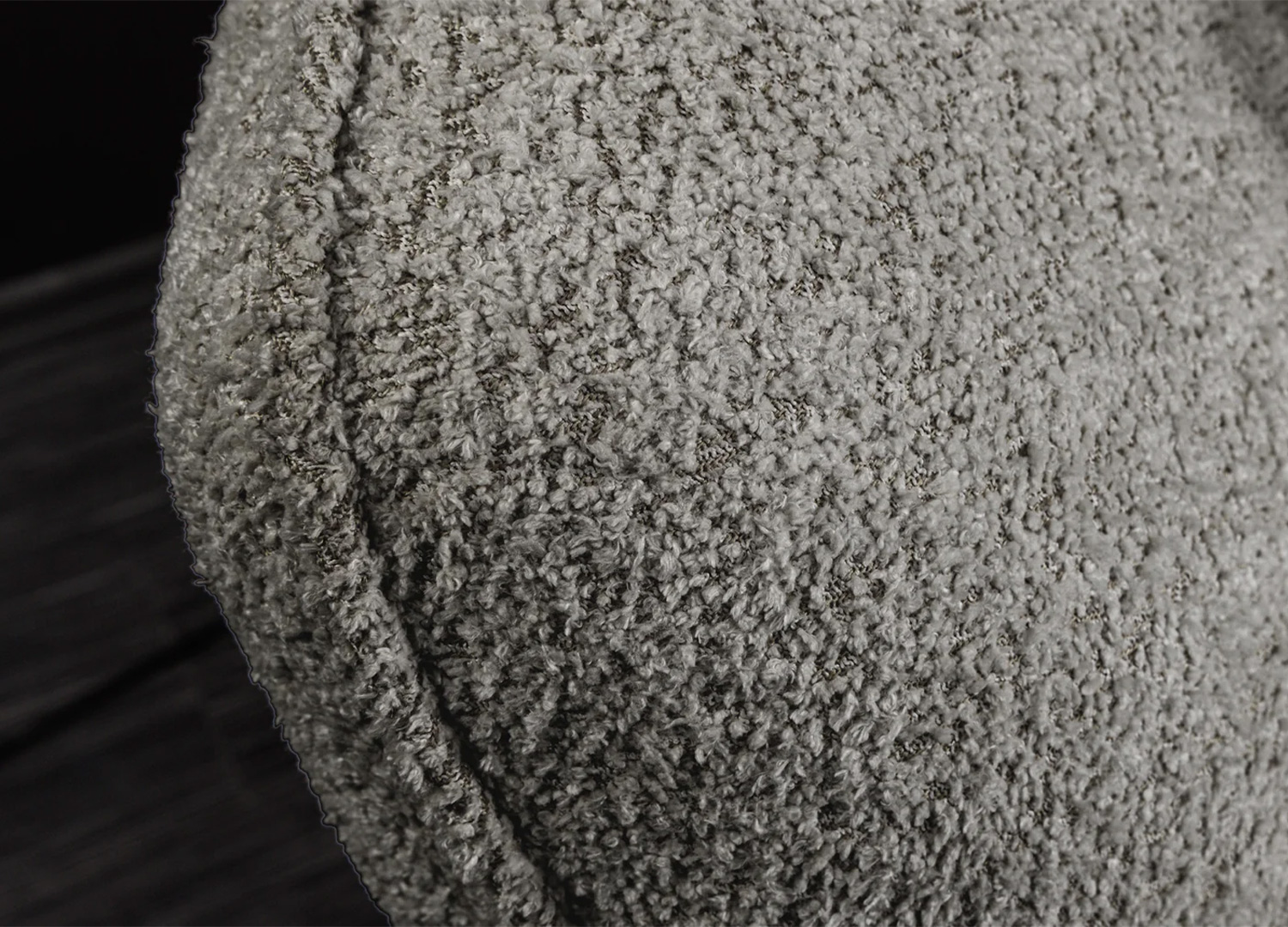 Détail de l’accoudoir arrondi et rembourré du canapé ASTORIA gris