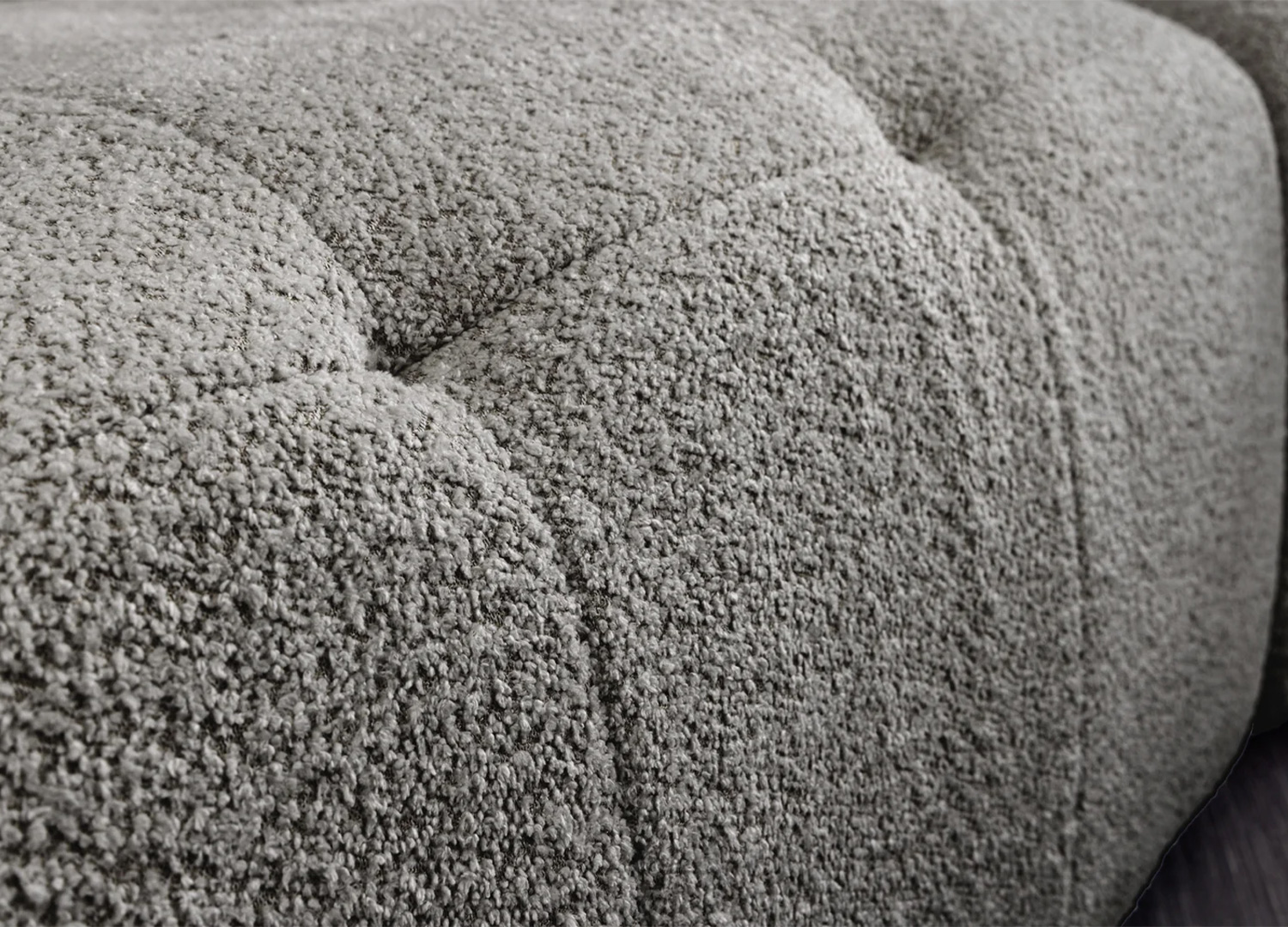Gros plan sur la texture bouclé gris chiné du canapé ASTORIA