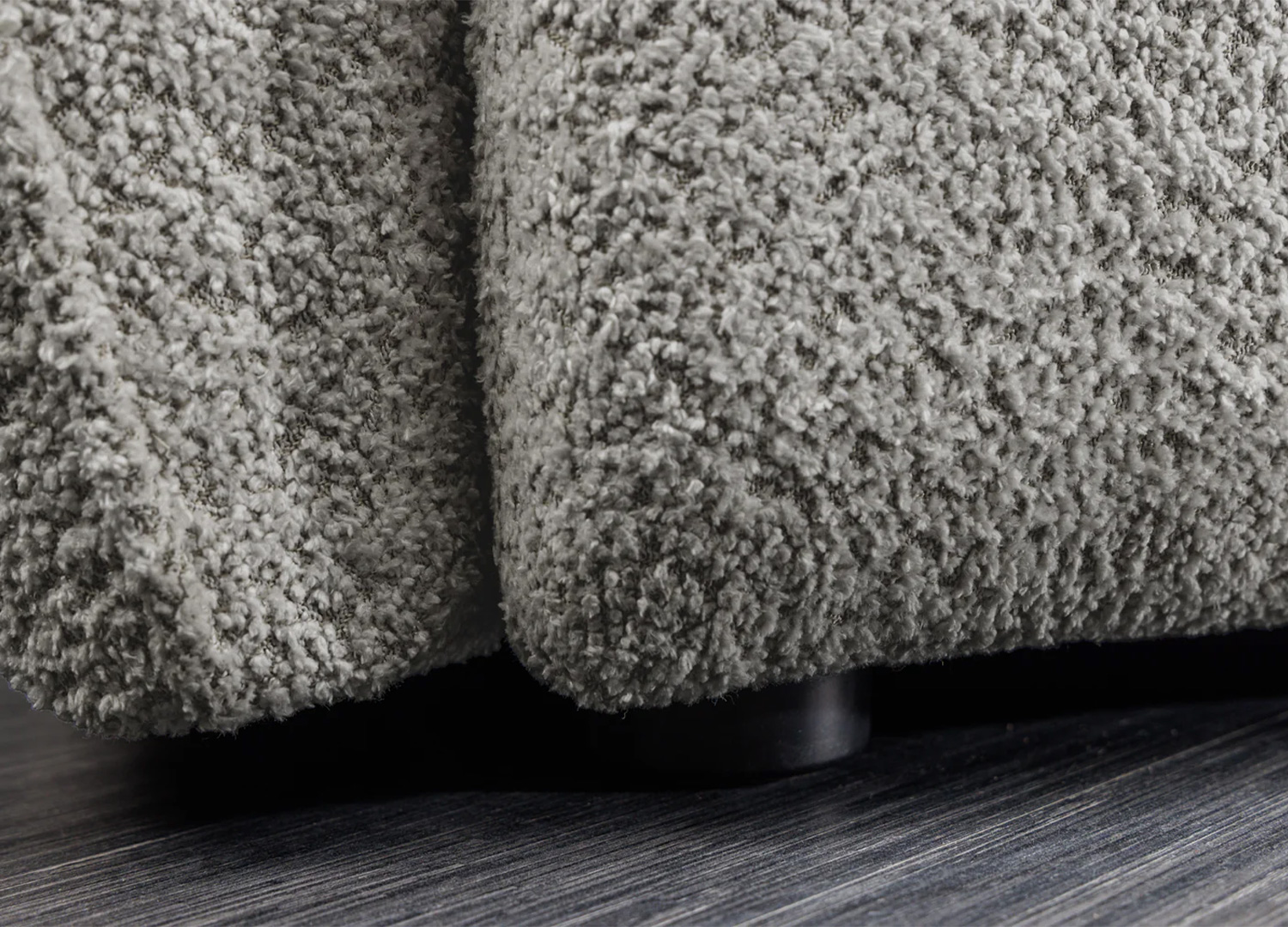 Détail des pieds noirs discrets du canapé ASTORIA en bouclé gris