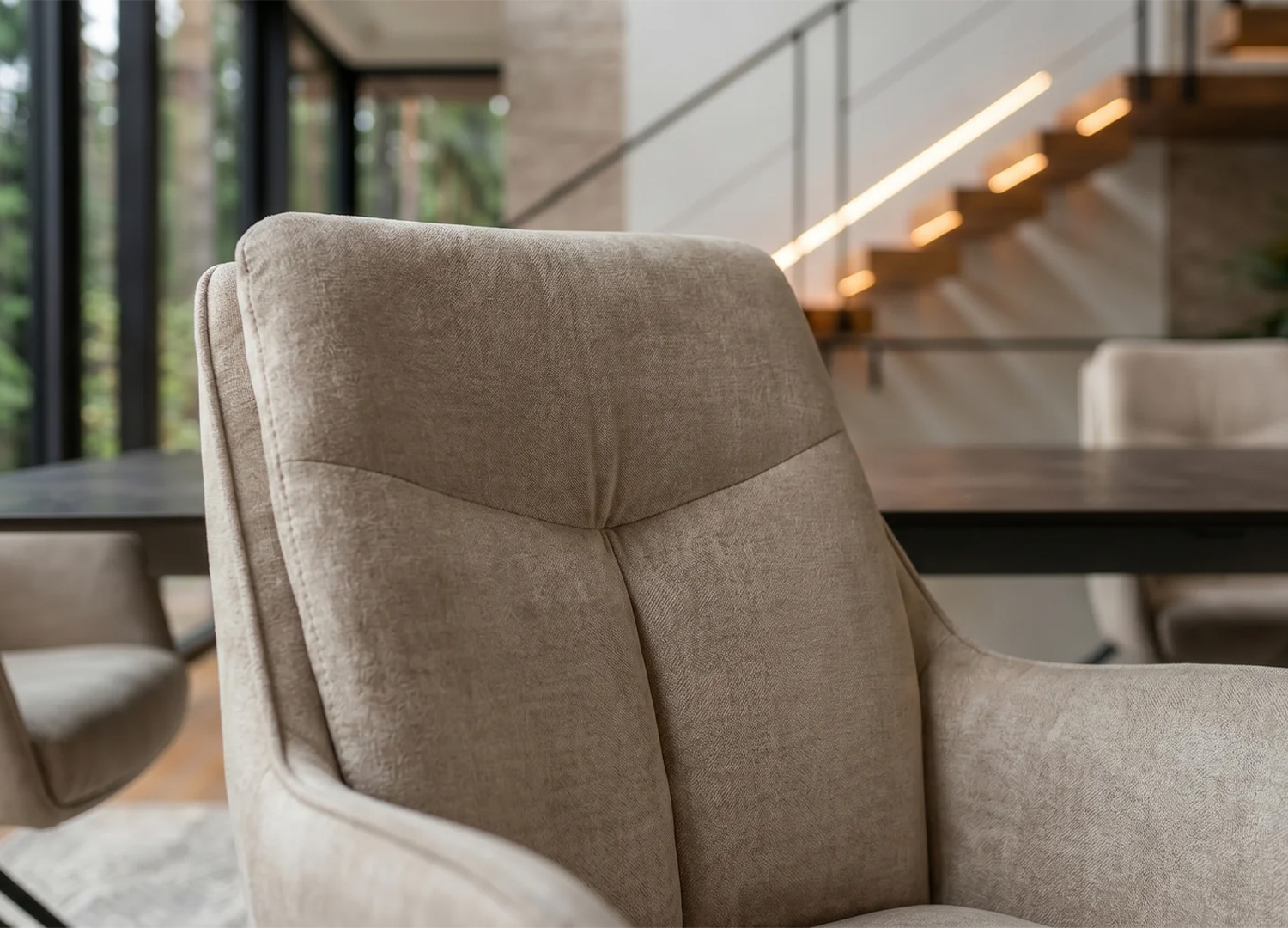 Gros plan sur le dossier ergonomique et les coutures de la chaise pivotante VELORA beige