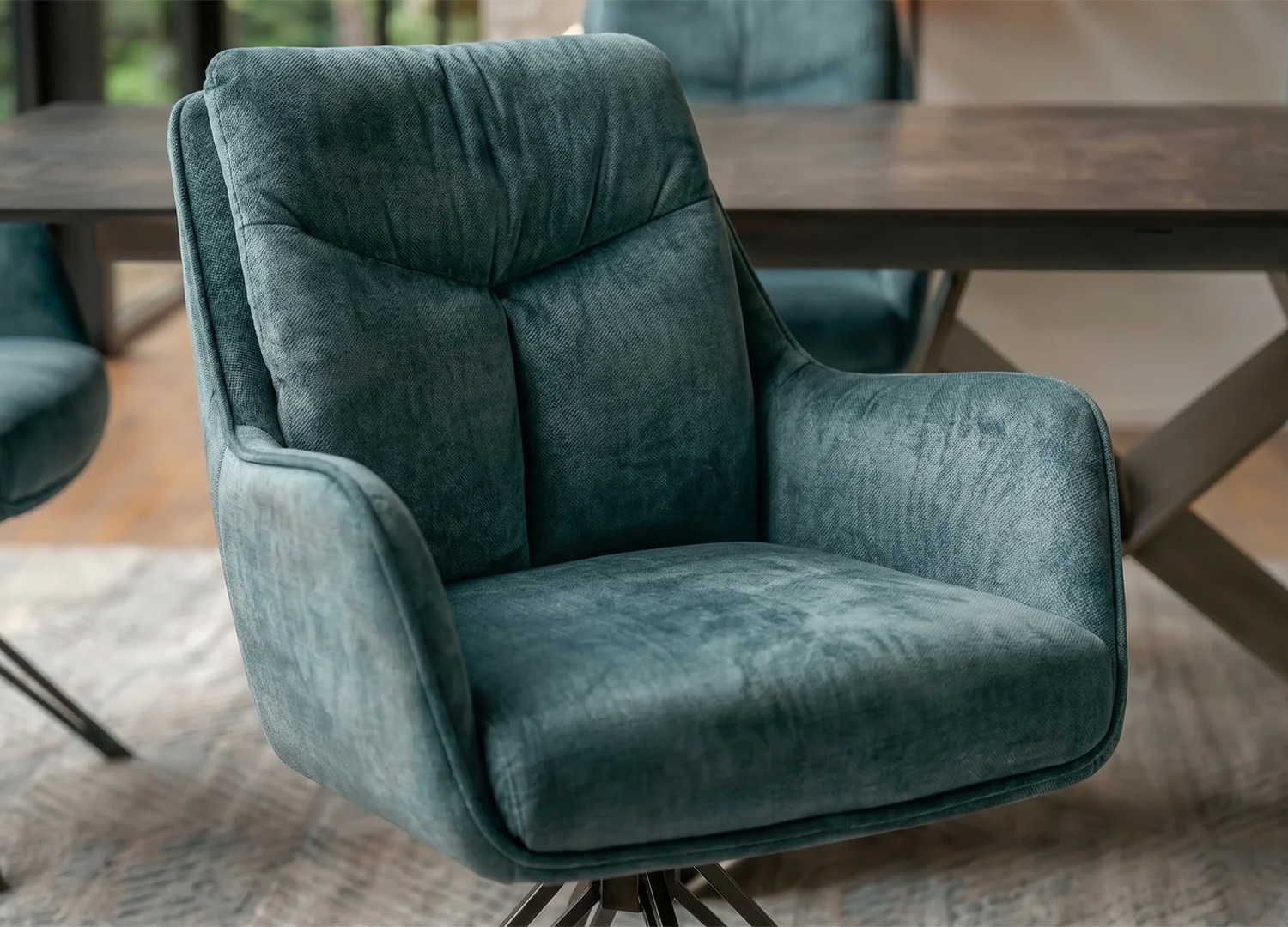 Détail de l’assise confortable de la chaise pivotante VELORA bleu pétrole avec ressorts ensachés