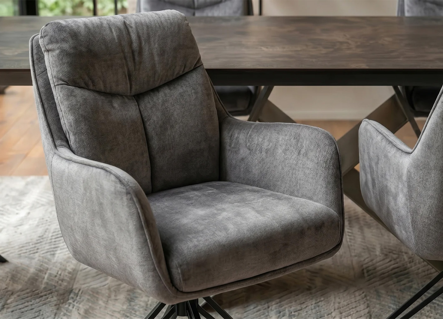 Chaise pivotante VELORA gris anthracite avec piètement métal noir