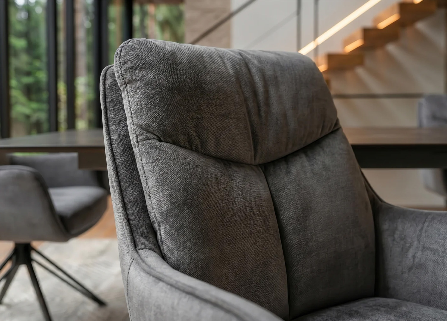 Gros plan sur le dossier rembourré et les coutures de la chaise VELORA gris anthracite
