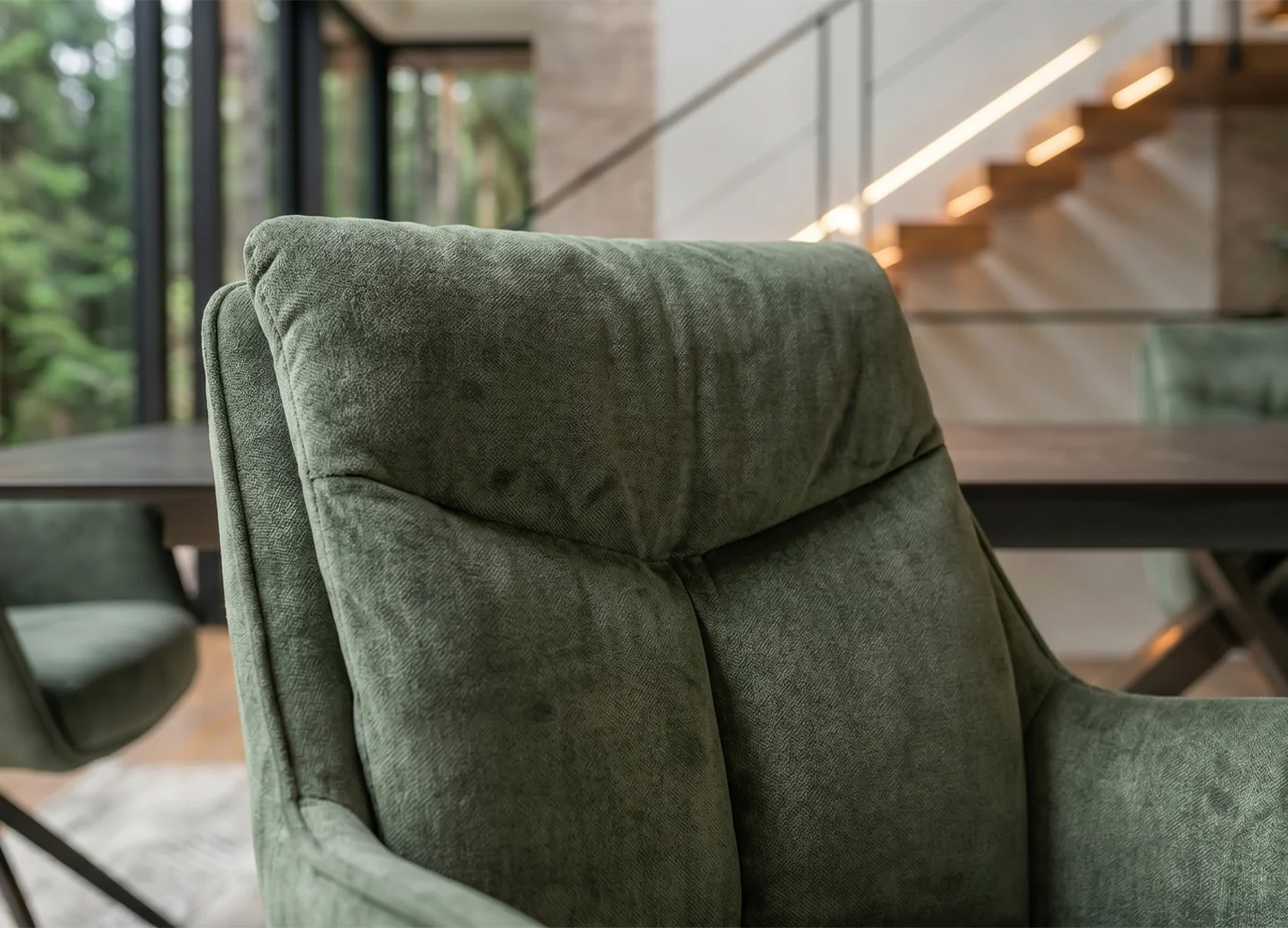 Gros plan sur le dossier rembourré et les coutures de la chaise pivotante VELORA vert