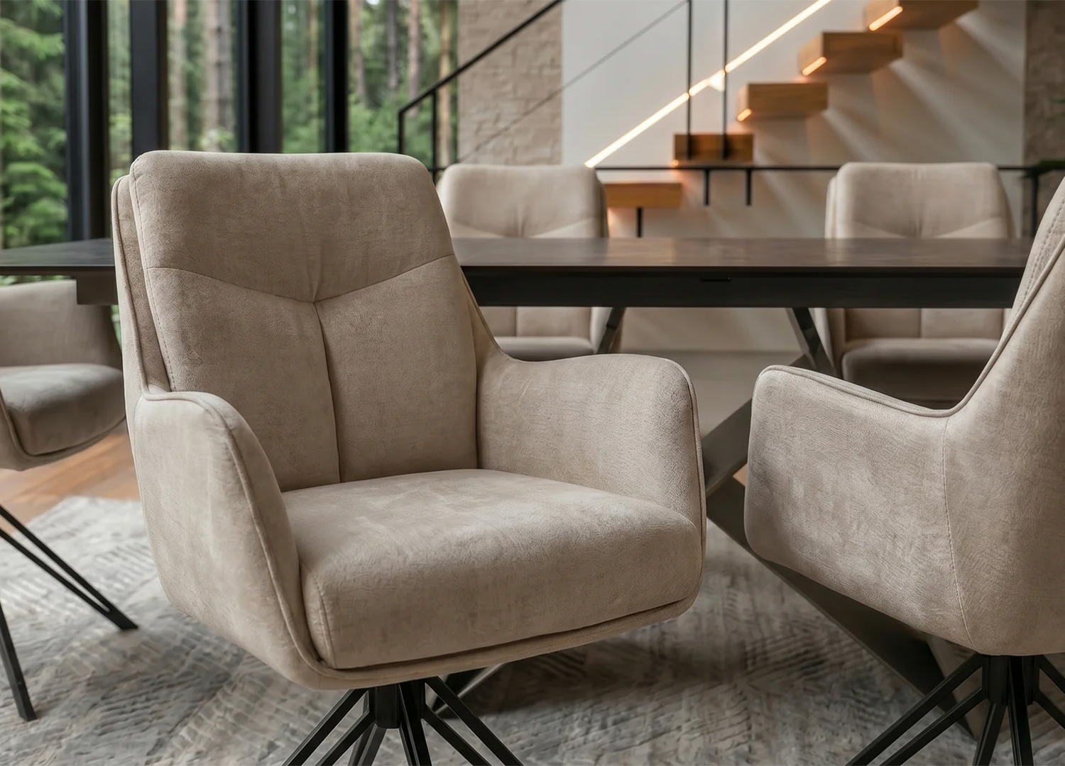 Chaises pivotantes VELORA beige en velours autour d’une table à manger contemporaine