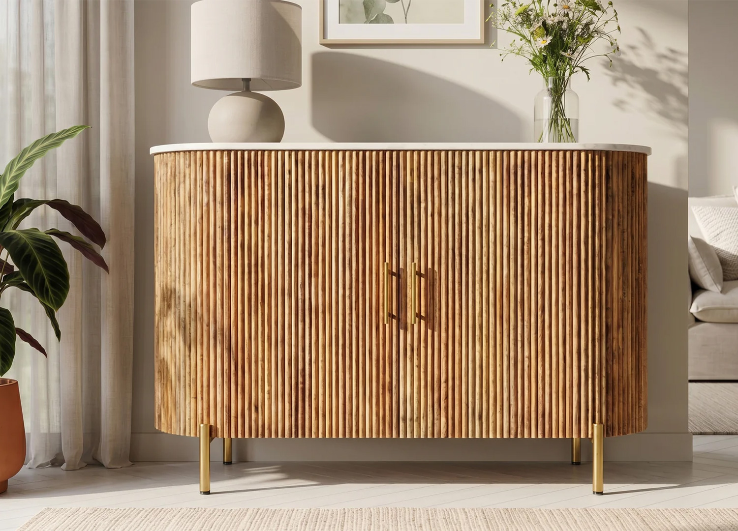 Vue de face de la commode MARELLO avec plateau en marbre blanc et façade striée