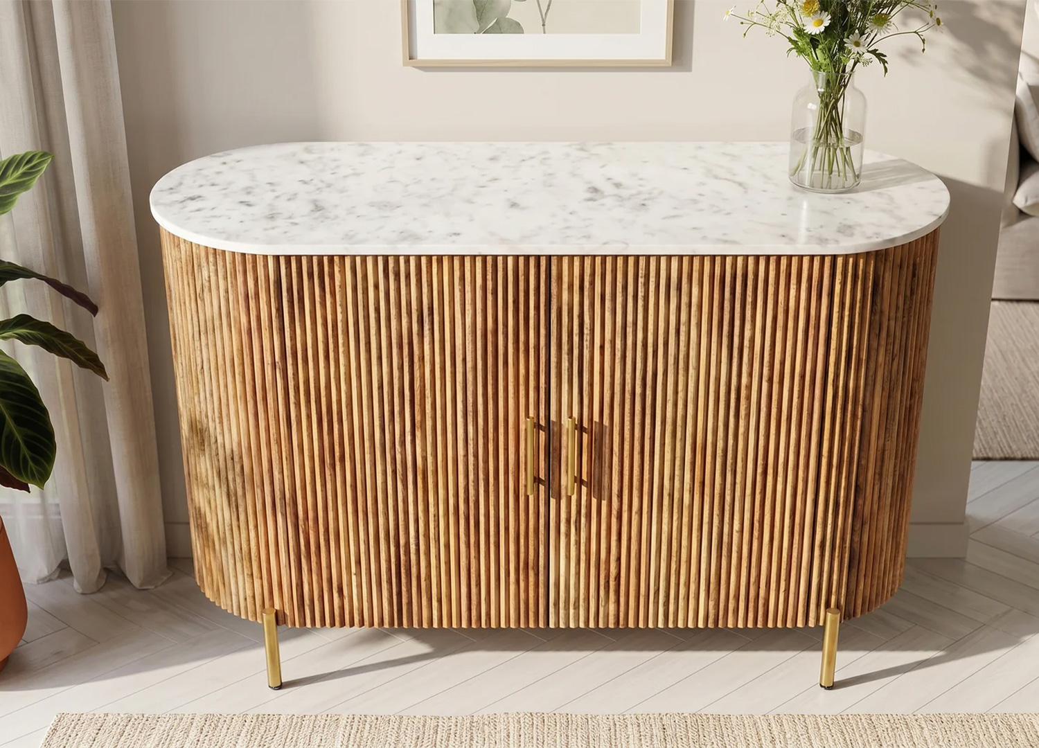 Commode MARELLO 102 cm en manguier et marbre blanc dans un salon lumineux