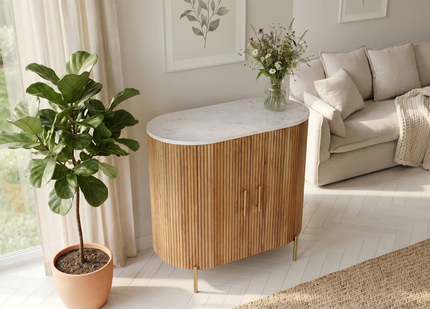 Commode MARELLO 70 cm en manguier et marbre blanc dans un salon lumineux avec canapé clair