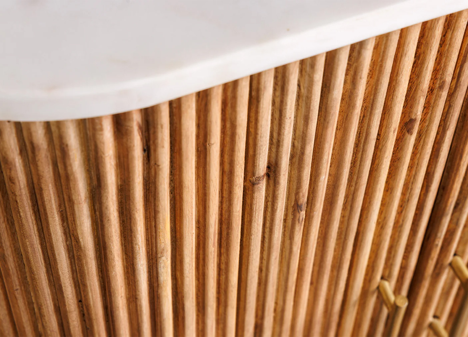 Gros plan sur la façade striée en bois de manguier massif de la commode MARELLO