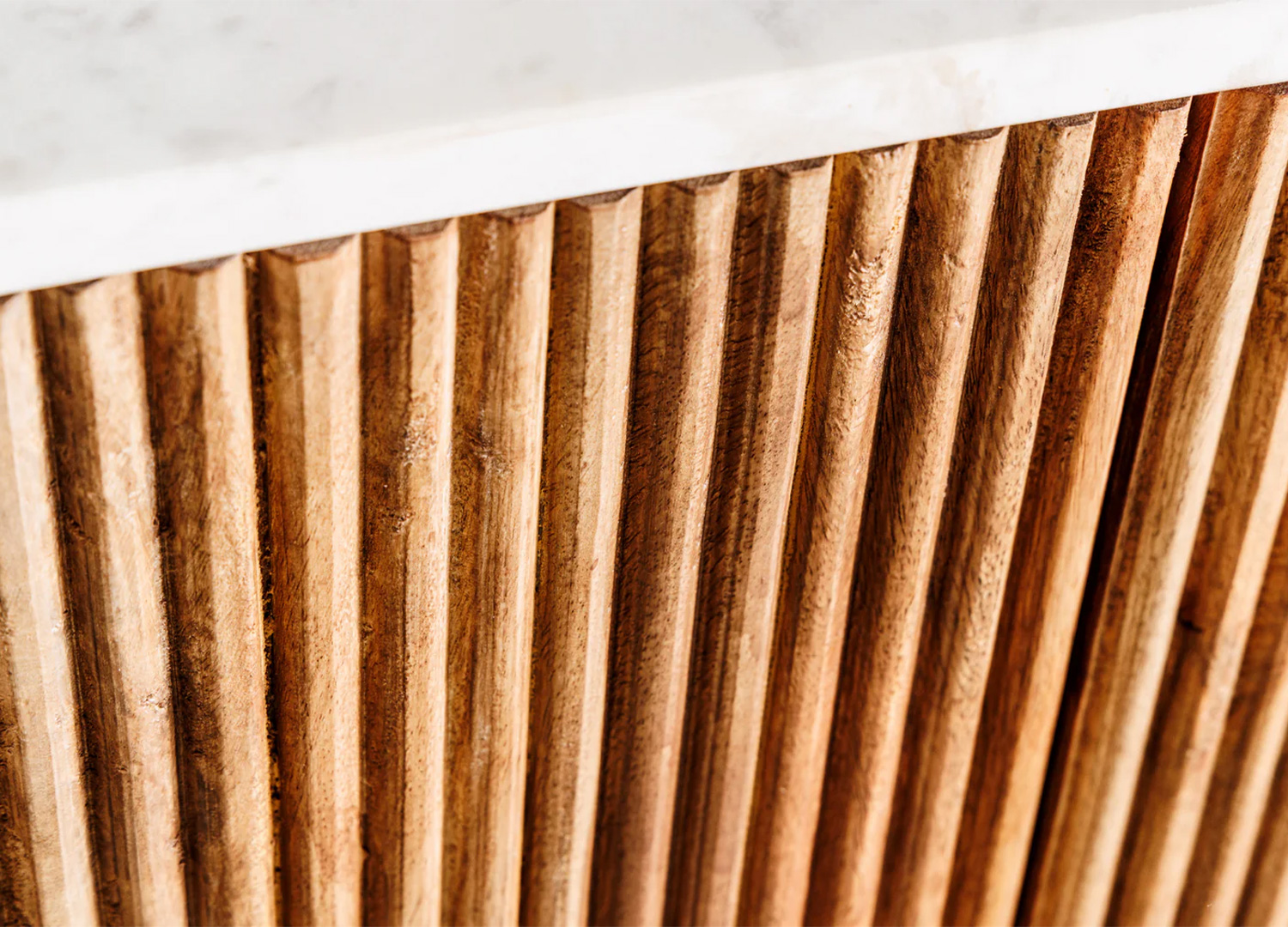Détail des lamelles en manguier et du plateau en marbre blanc de la commode MARELLO