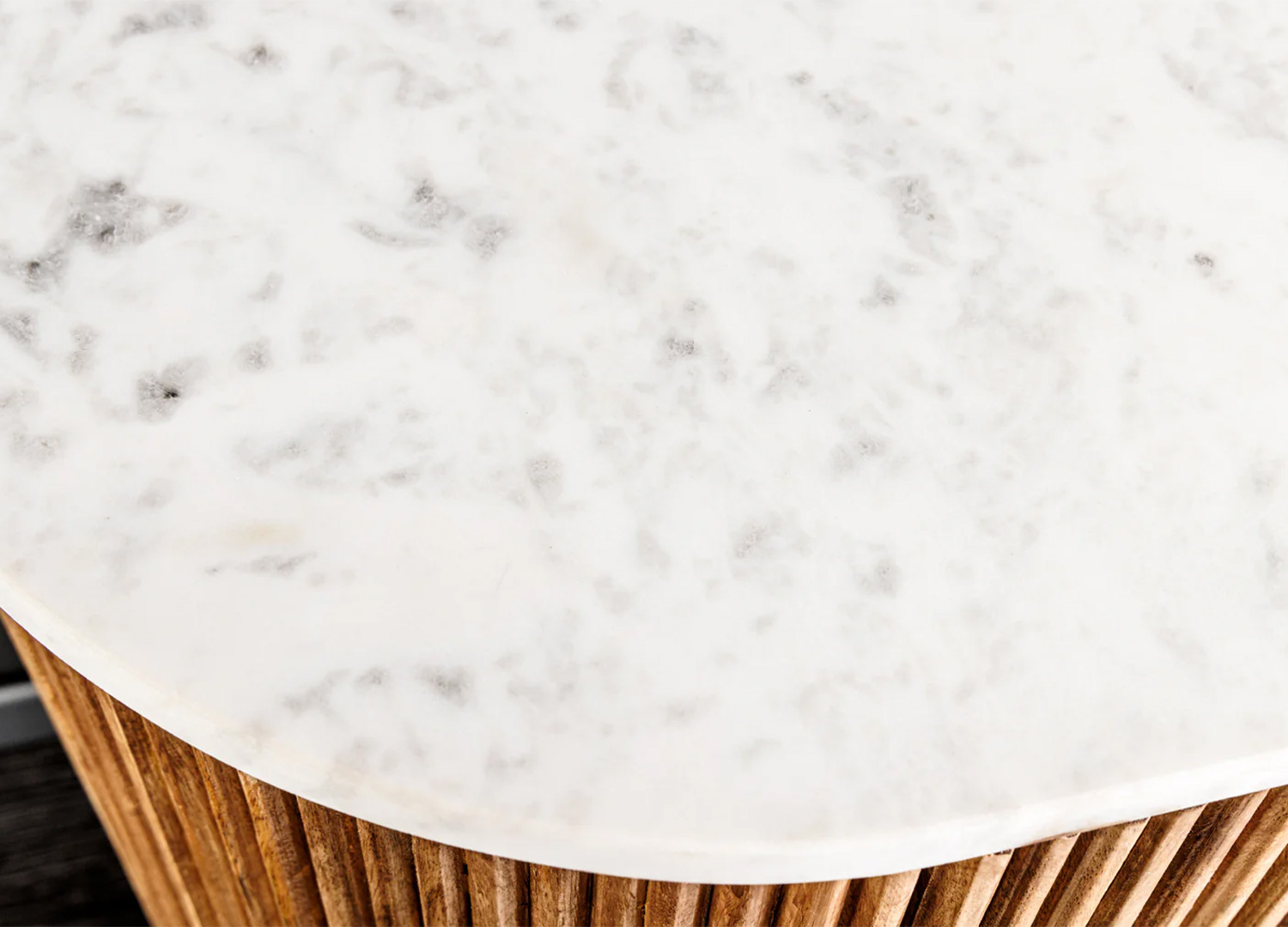 Gros plan sur le plateau en marbre blanc veiné de la commode MARELLO