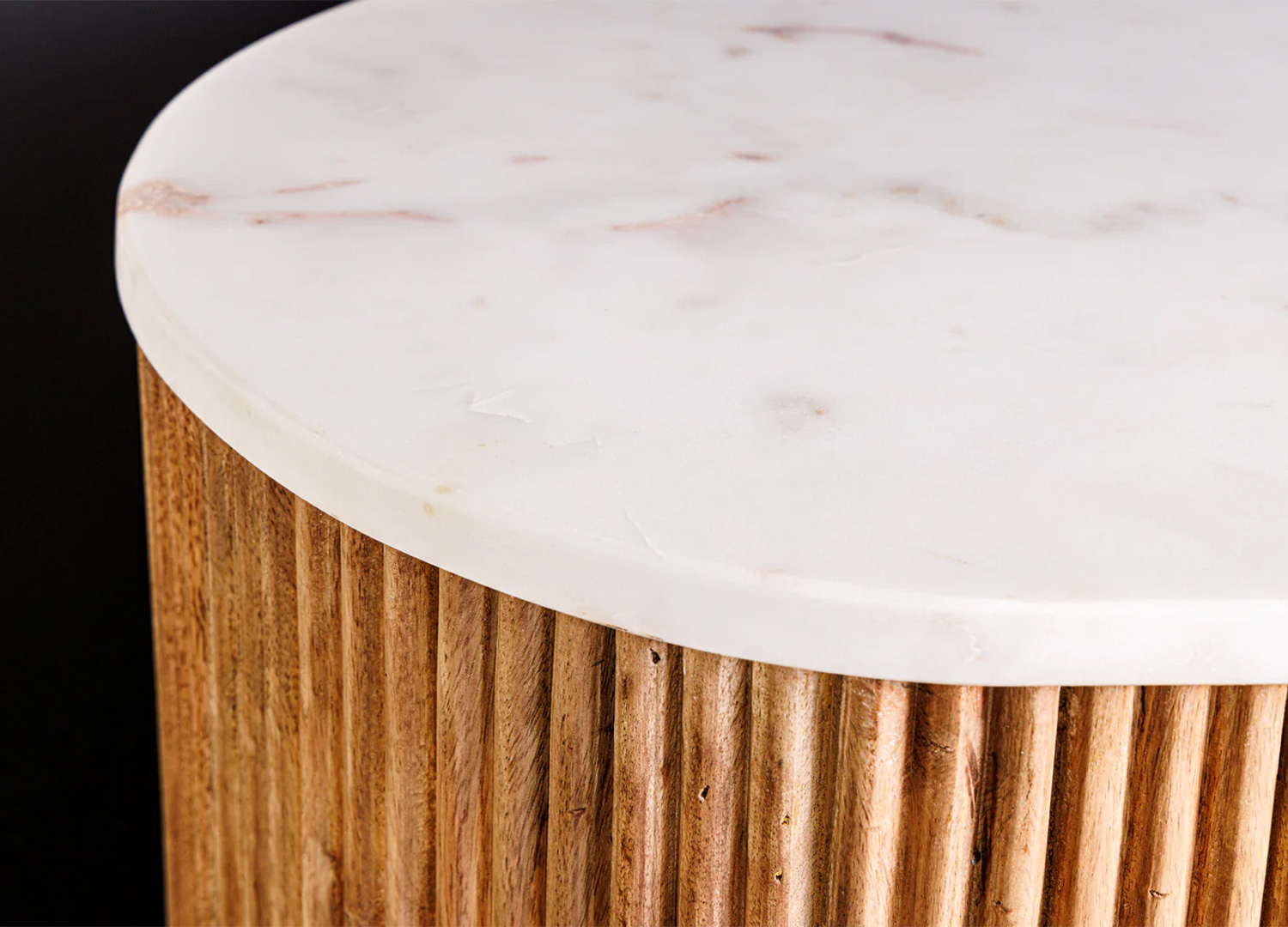 Zoom sur le plateau en marbre blanc veiné de la commode MARELLO
