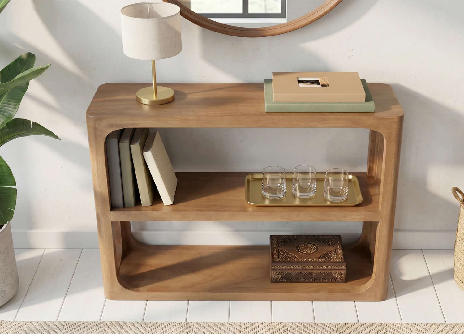 Console NOMA en bois de manguier massif avec étagères ouvertes, livres, lampe et objets décoratifs