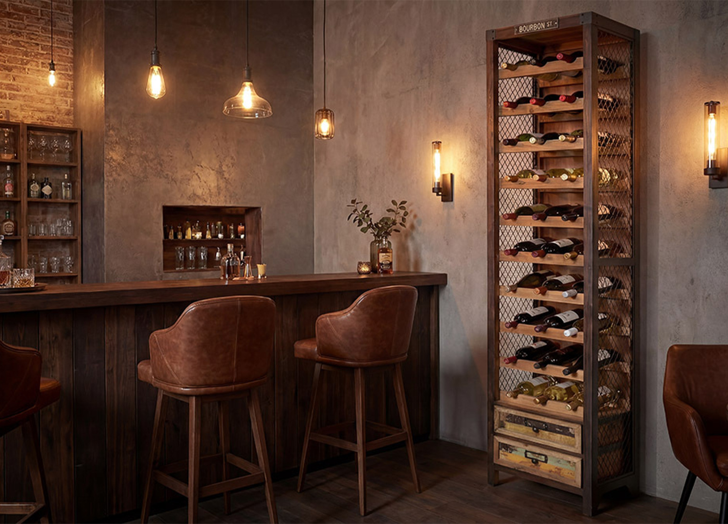 Étagère à vin VINTOR 190 cm dans un salon avec canapé en cuir vintage